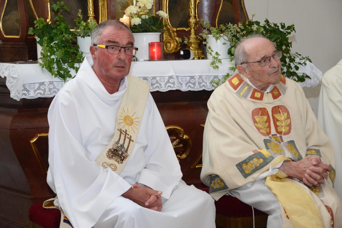 Diakon Manfred Griebel (links) ist mit Pater Reinhold Schmitt seit
52 Jahren eng verbunden. Bild: Walter Beyerlein
