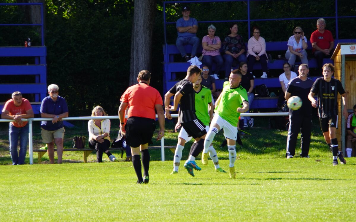 Mit 1:2 musste sich die DJK Weiden (grün) dem TSV Erbendorf geschlagen geben. Foto: Norbert Tannhäuser