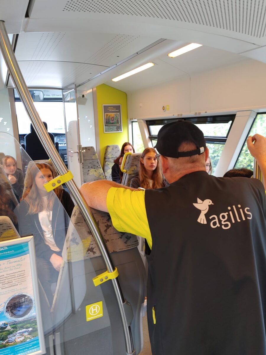 Die Schüler erhalten eine Einweisung im Zug mit dem Ausbildungslokführer der Agilis. Foto: Bundespolizei
