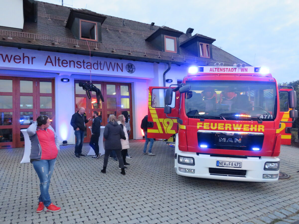 Bei der Langen Nacht der Freiwilligen Feuerwehr Altenstadt feierten die Gäste bis spät in die Nacht. Bild:  Johann Adam