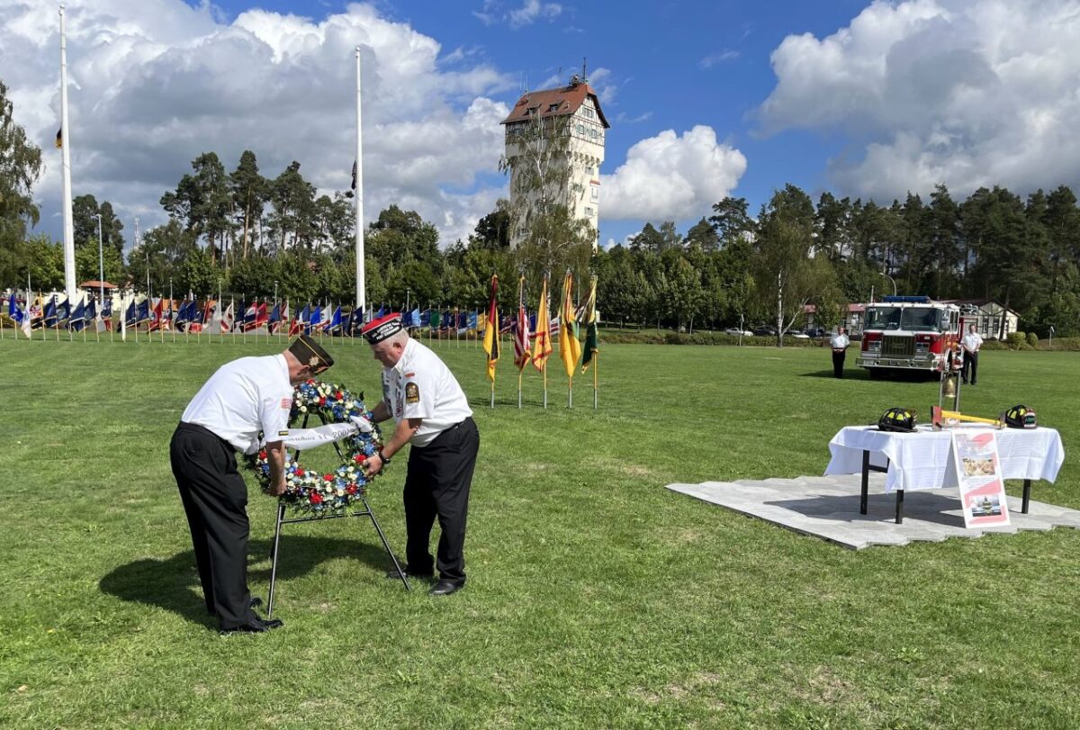 Die Veterans of Froeign Wars legten einen Kranz zum Gedenken an die Opfer nieder. Foto: Gerald Morgenstern