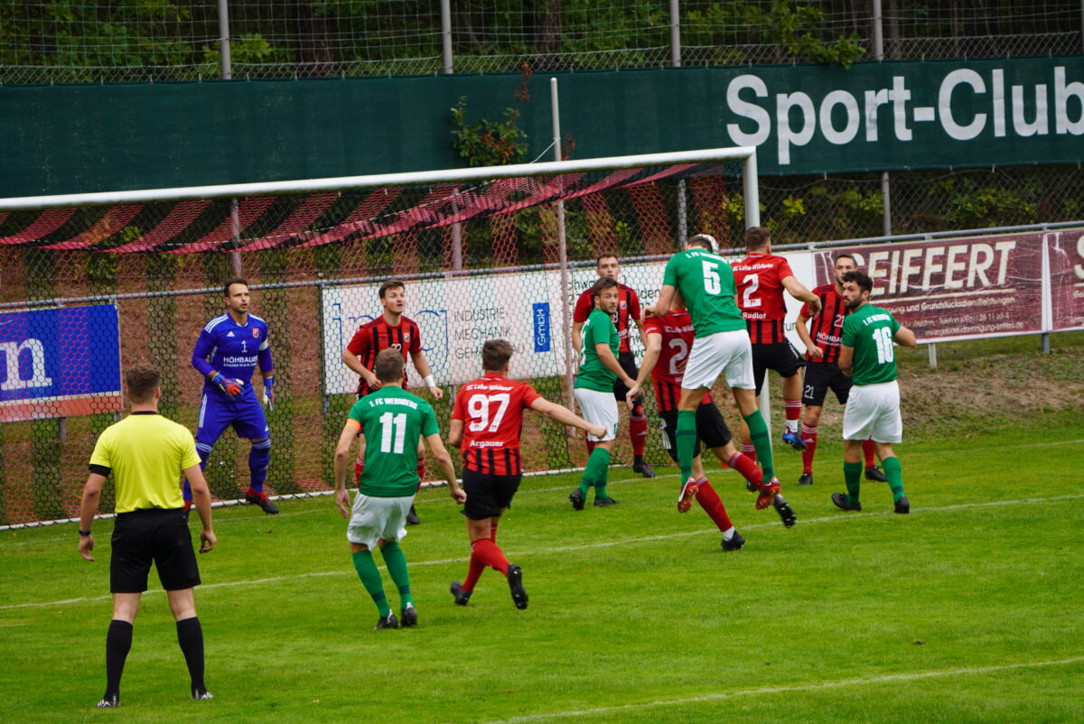 Einen sicheren 4:0-Sieg feierte Spitzenreiter SC Luhe-Wildenau (rote Trikots) im Derby gegen den FC Wernberg. Fotos: Norbert Tannhäuser