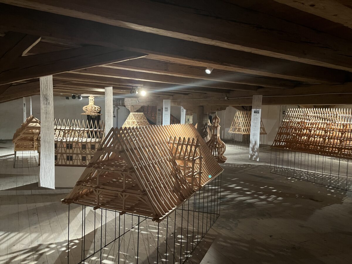 Blick in die Ausstellung der Dachstuhl-Modelle. Foto: Günther Juba