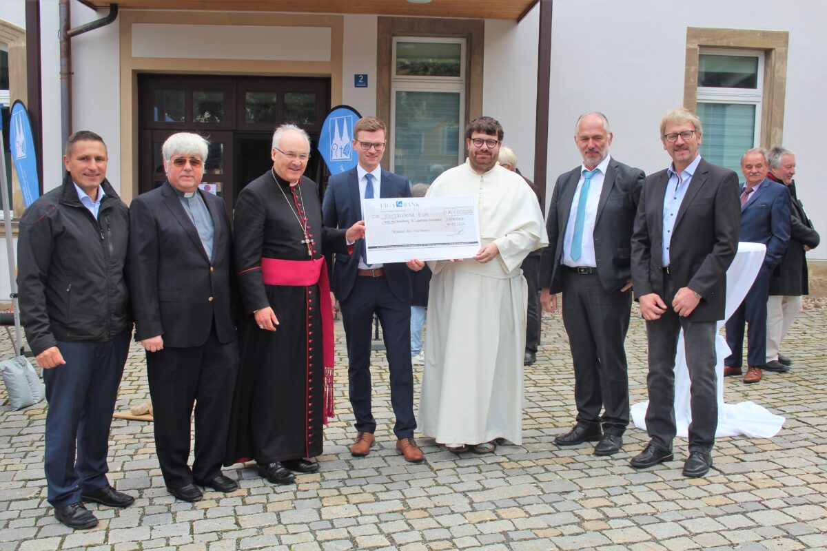 Stadtpfarrer Pater Johannes Bosco (3. von rechts) freute sich über den Scheck in
Höhe von 4.000 Euro, den Maximilian Meiler vom KWS überreichte. Bild: Holger Stiegler