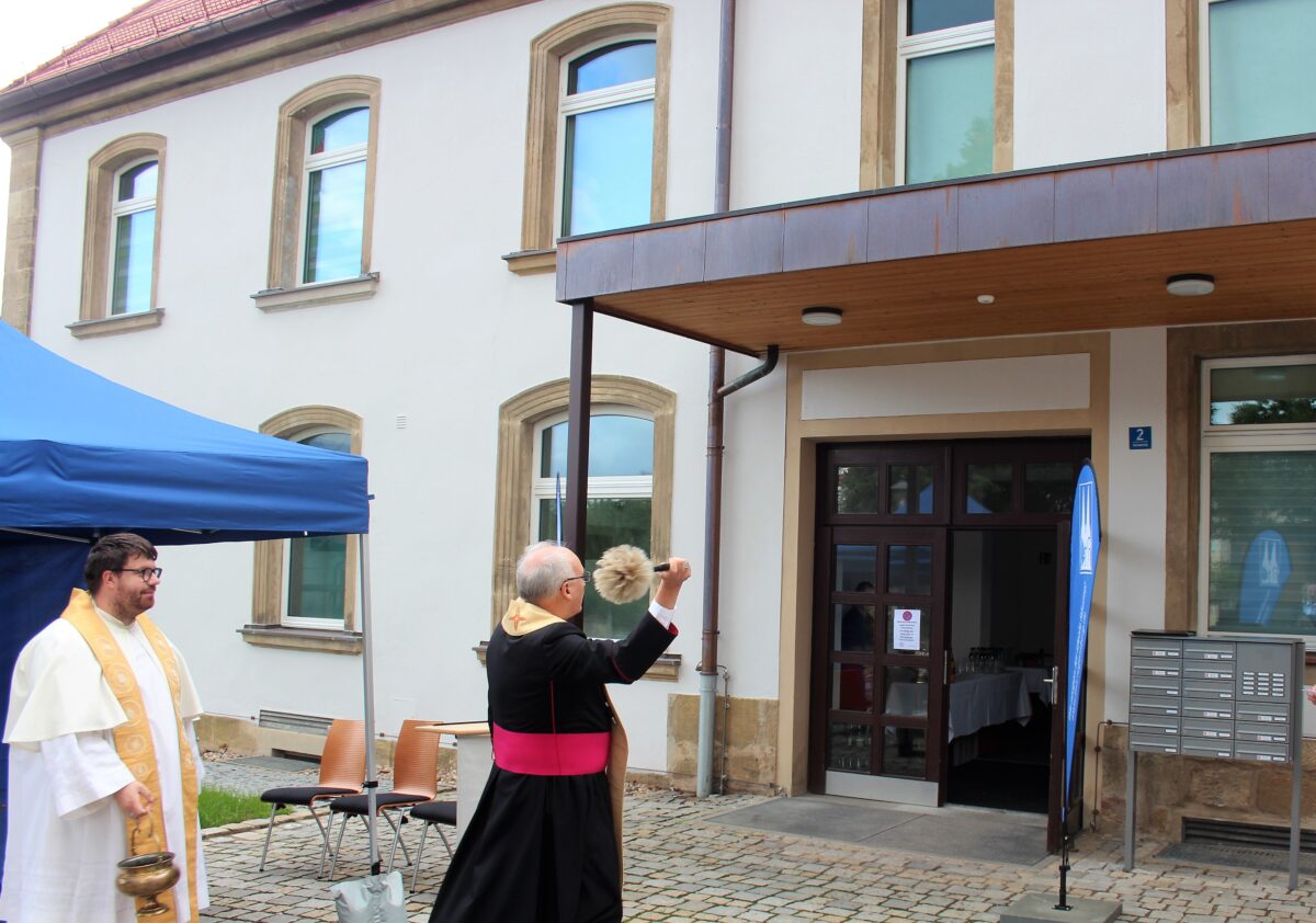 Bischof Rudolf Voderholzer segnete die neue Wohnanlage. Bild: Holger Stiegler
