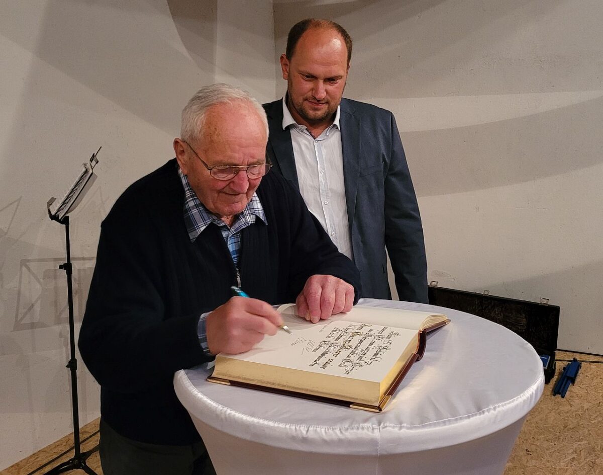 Georg Zierer trägt sich ins Goldene Buch ein. Foto: Gabriele Buchbinder