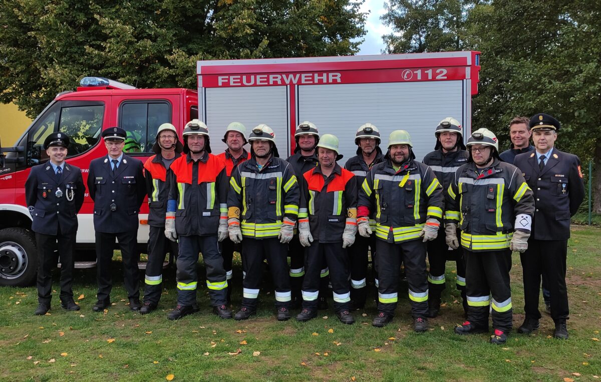 Zum Leistungsabzeichen Ü40 stellten sich zehn „altgediente“ Feuerwehrkameraden der Feuerwehr Tremmersdorf. Bild: Michael Rodler