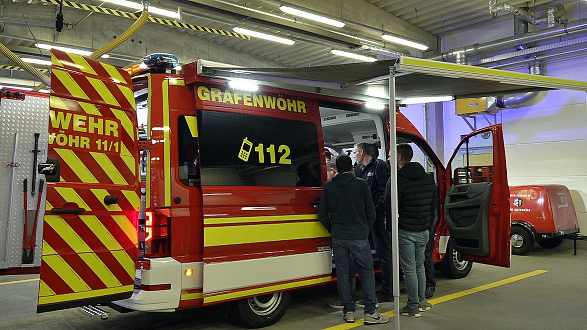 Die Kameraden begutachten das neue Feuerwehreinsatzfahrzeug. Foto: J. Masching