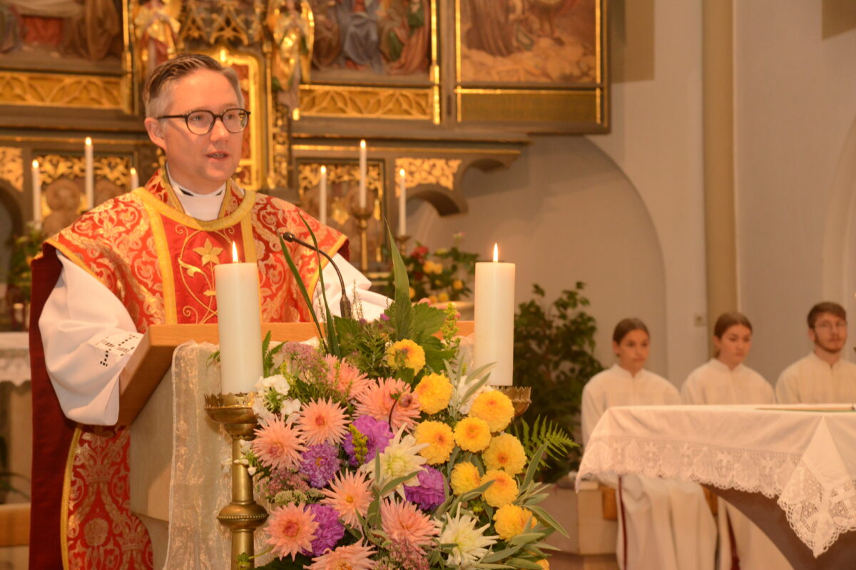 Seine erste Ansprache musste der neue Pfarrer Adam Karolczak wetterbedingt in der Stadtpfarrkirche halten. Bild: Walter Beyerlein