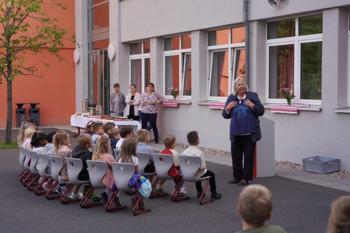 Die Rektorin Carina Hartwig begrüßte die neuen Schülerinnen und Schüler im Pausenhof. Bild: Franz Völkl