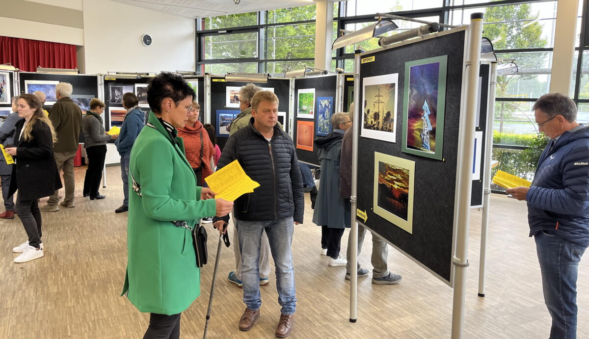 Über einen guten Zuspruch freuten sich die Fotofreunde Eschenbach/Grafenwöhr bei ihrer Ausstellung im Foyer der Mehrzweckhalle. Foto: Gerald Morgenstern