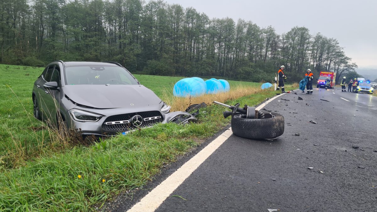 Am Mittwoch kam es auf der Staatsstraße 2177 auf Höhe der Ortschaft Zinst (Landkreis Tirschenreuth) zu einem Verkehrsunfall zweier Autos. Grund war die hoch spritzende Gischt eines Lastwagens. Foto: news5