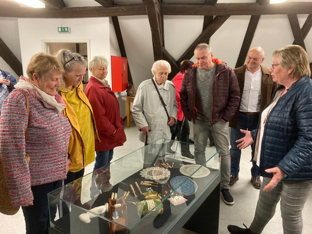Interessiert begutachteten die Gäste die Exponate der Sonderausstellung im Deutschen Knopfmuseum. Foto: Deutsches Knopfmuseum
