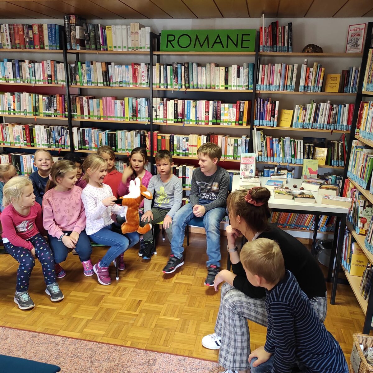 Der Büchereifuchs hat es den jungen Büchereibesuchern angetan. Bild: Franz Völkl
