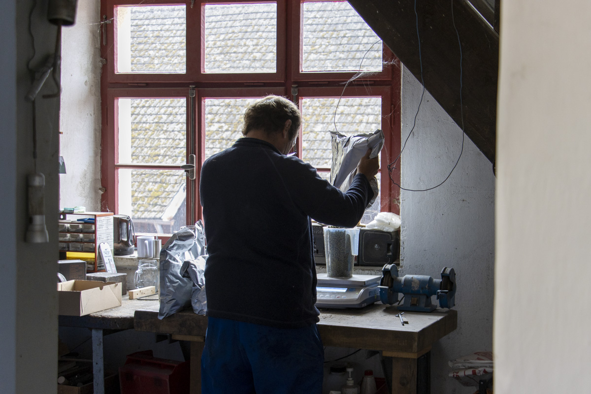 Arne Luchner beim Abmessen der Malzpellets. Foto: Ann-Marie Zell