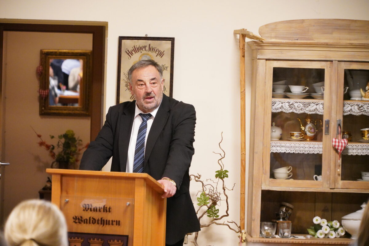 Bürgermeister Josef Beimler referiert bei der Bürgerversammlung umfangreich über gemeindliche Angelegenheiten. Foto: Franz Völkl