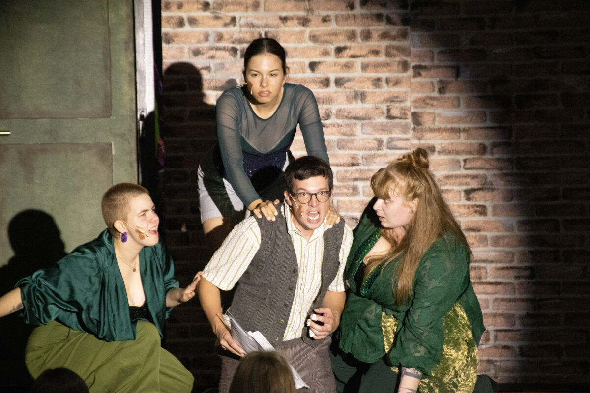Florian Wein als Seymour mit den Straßen-Gören, gespielt von Paula Klepser, Lena Biegerl und Stephanie Meier (von links). Foto: OVIGO Theater