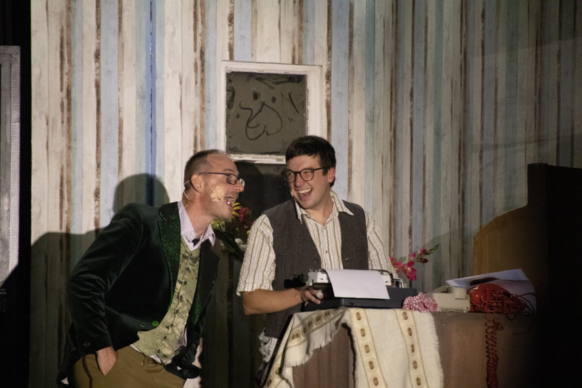 Florian Wein als Seymour (rechts) und Thomas Gitter als sprechende Pflanze (links). Foto: OVIGO Theater