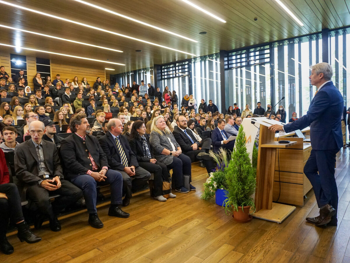 Hochschulpräsident Prof. Dr. Clemens Bulitta begrüßt die Erstsemesterstudierenden in
Weiden. Bild: Misch/OTH Amberg-Weiden