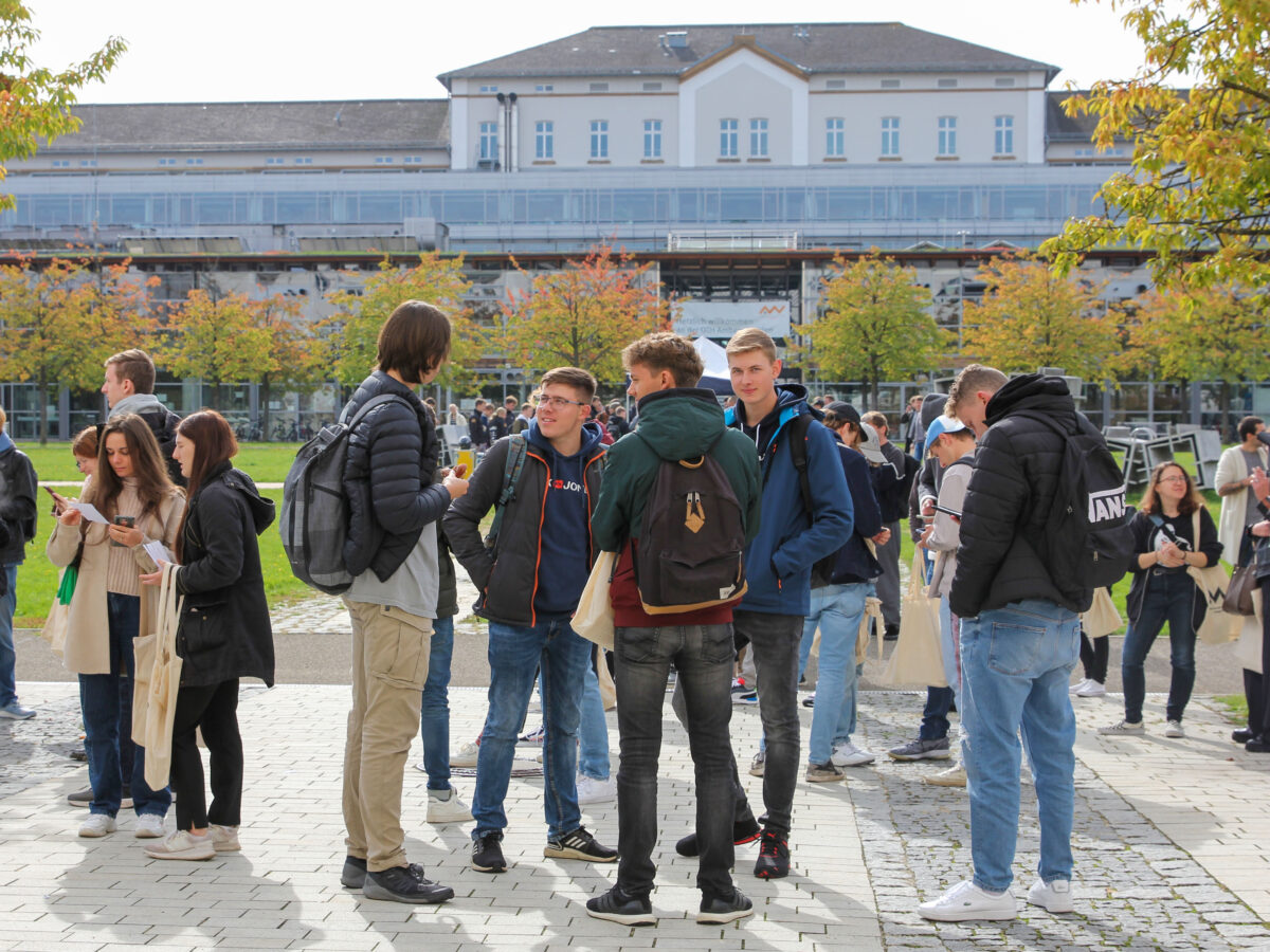 Die Amberger Erstsemesterstudierenden lernen den Campus kennen. Bild: Wiesel/OTH
Amberg-Weiden
