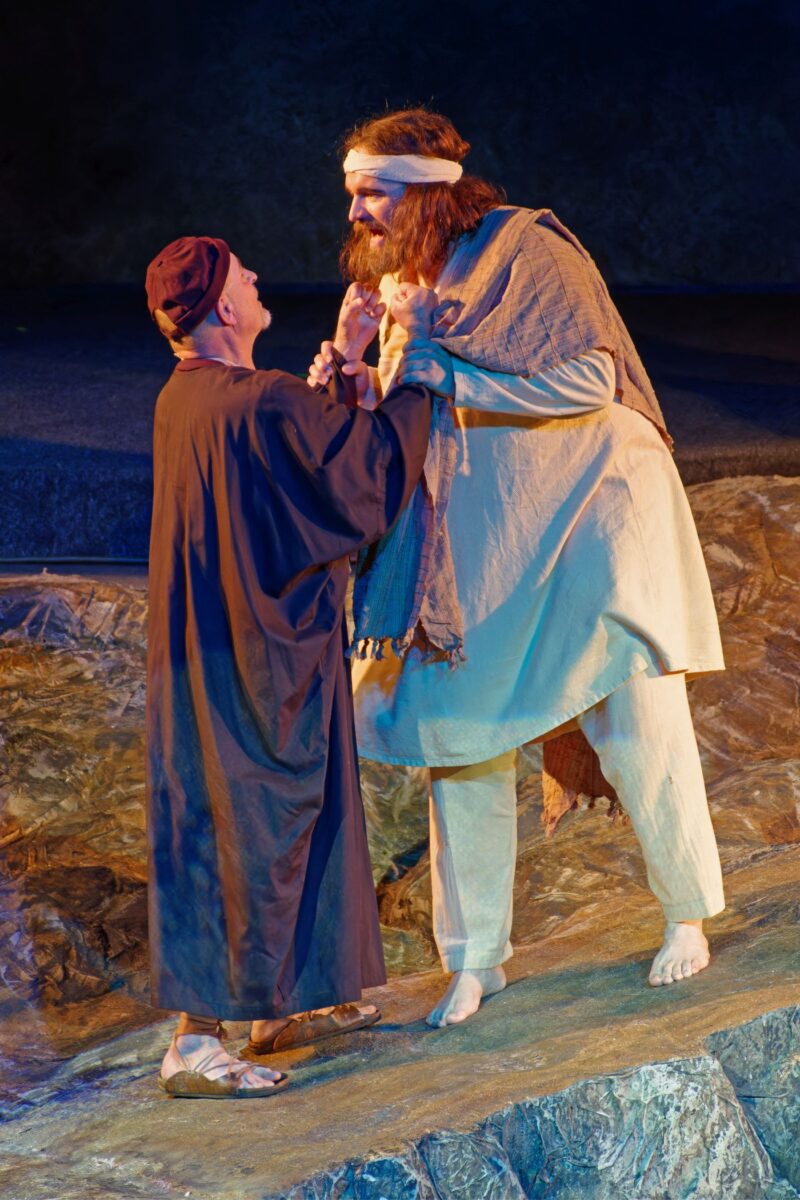  Der Verrat des Judas (gespielt von Bernhard Neumann, rechts). Foto: Norbert Grüner