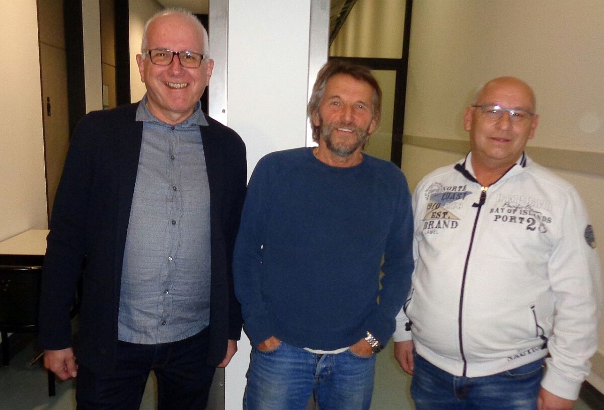 Im Vorfeld hatte Reporter Peter Gattaut mit seinen Kollegen Rainer Labitzke das Vergnügen mit Hans Söllner ein lockeres Gespräch und ein gemeinsames Foto zu ergattern. Foto:  Peter Gattaut