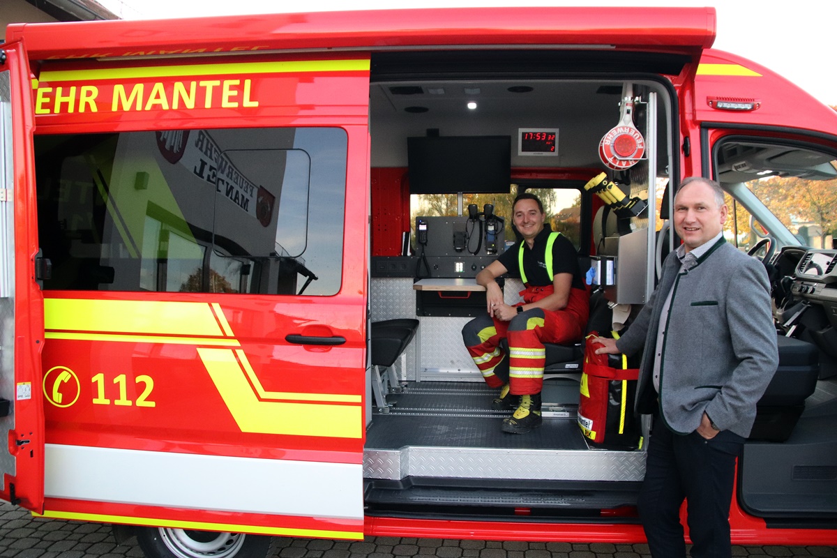 Kommandant Timo Krauß und Bürgermeister Richard Kammerer am neuen MZF der Feuerwehr Mantel. Foto: J. Masching