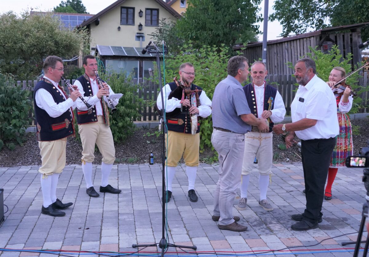 Miroslav Rauch und Josef Beimler (rechts) spielen beim LandKULTUR Gastspiel der tschechischen Dudelsackband in Waldthurn im Sommer 2022 am Hostauplatz am Brummtopf. Foto: Franz Völkl