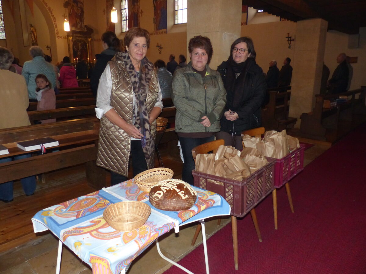 Vorsitzende Martina Maier und die Mitglieder Kerstin Rieder und Maria Bodensteiner hatten die Brote aufgereiht und das Spendenkörbchen mit hingestellt. Bild: Sieglinde Schärtl