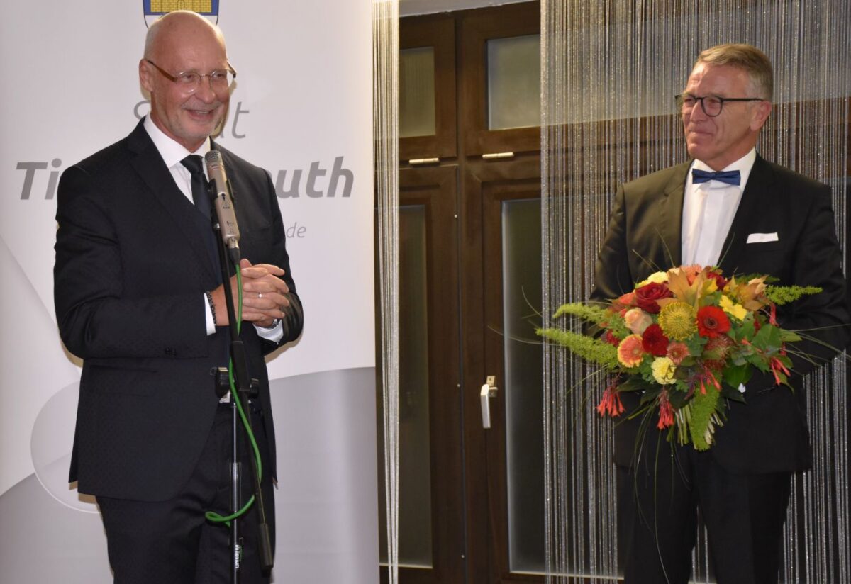 Regisseur Johannes Reitmeier (links) mit Bürgermeister Franz Stahl bei der Premierenfeier. Foto: Ulla Baumer