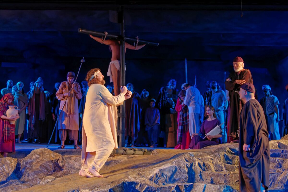 Großartig: Bernhard Neumann als Judas von Iskariot (vorne links), hier in der Szene „Der Tod des Judas“. Foto: Norbert Grüner