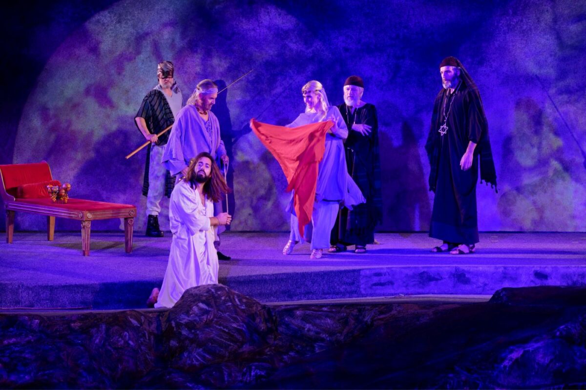  Einprägsam: Jürgen Land als Herodes (2.v.l.) und Christina Götz als Herodias
(3.v.l.), hier in der Szene „Jesus vor Herodes“. Foto: Norbert Grüner