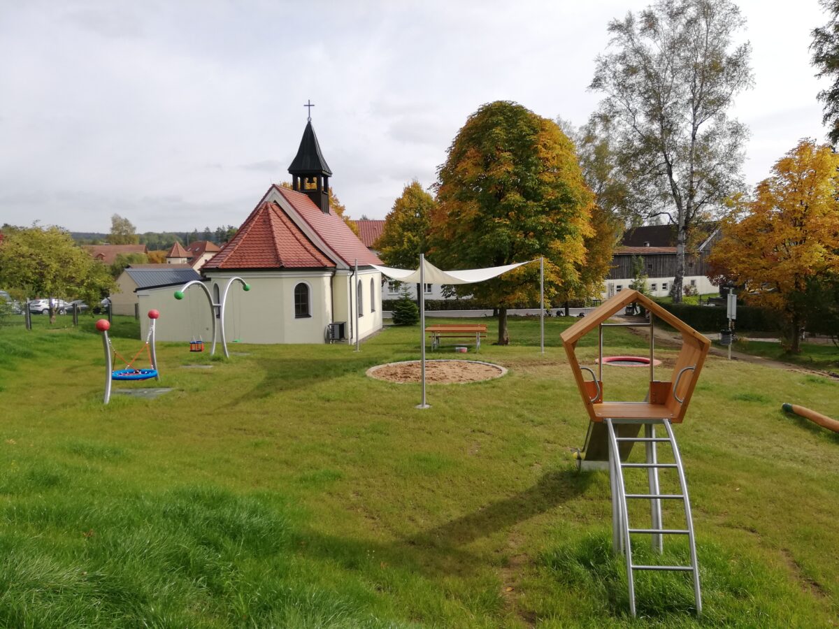 Der neue Generationenplatz in der Ortschaft Fuhrmannsreuth in der Gemeinde Brand ist ein Treffpunkt für
Jung und Alt. Foto: Gemeinde Brand