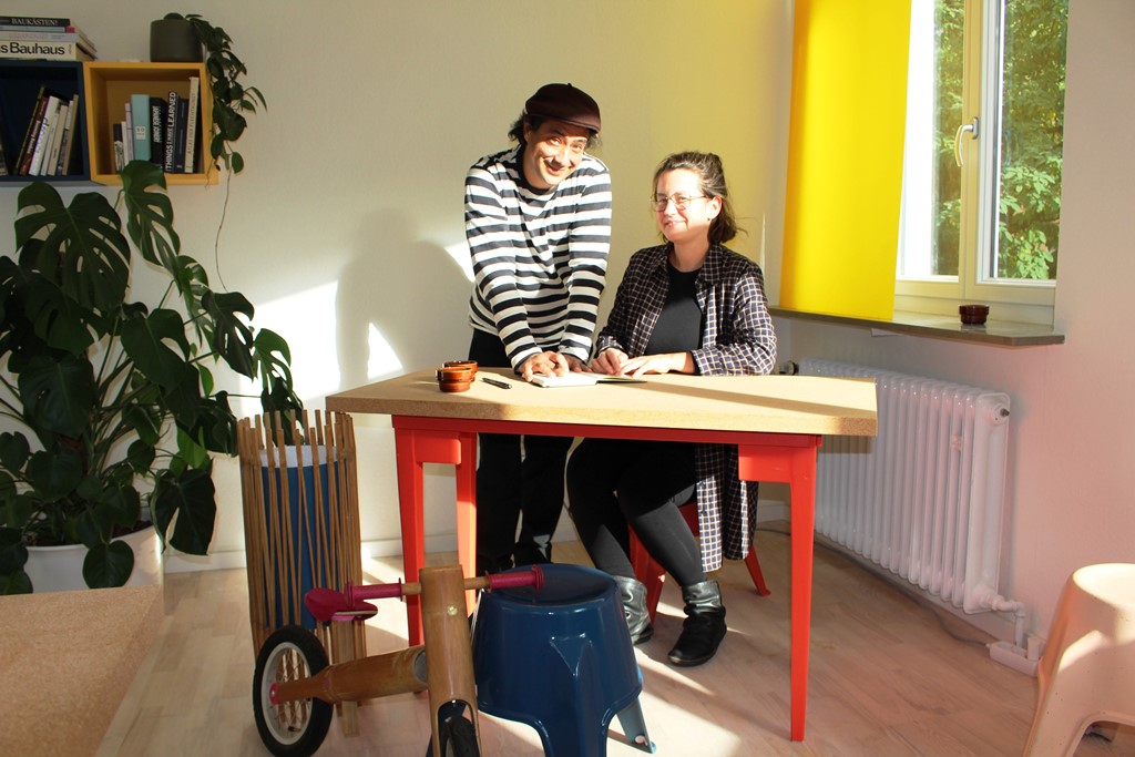 Bruno Winter und Emmy Galle in ihrem Designbüro in der Weidener Innenstadt, vorne das Bambus-Kinderfahrrad. Bild: Beate Luber