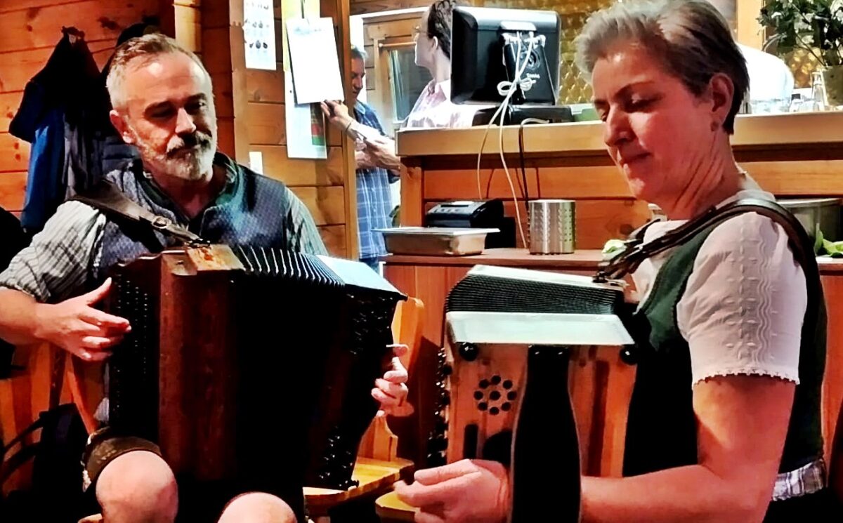 Das Duo Elbinger trat mit wechselnden Instrumenten und gefühlvollen Stücken auf. Foto: Reinhard Kreuzer