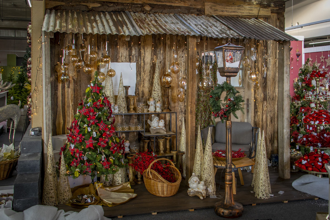 Bei Eisen Knorr ist der traditionelle Weihnachtsmarkt schon aufgebaut. Foto: Ann-Marie Zell