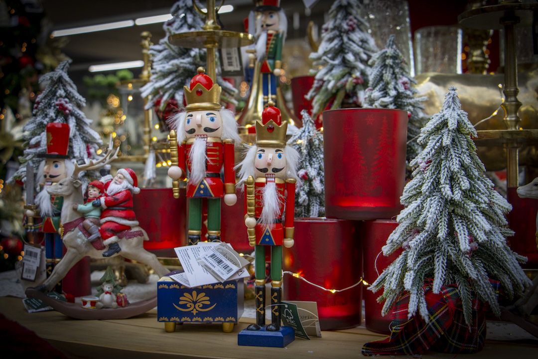 Bei Eisen Knorr ist der traditionelle Weihnachtsmarkt schon aufgebaut. Foto: Ann-Marie Zell