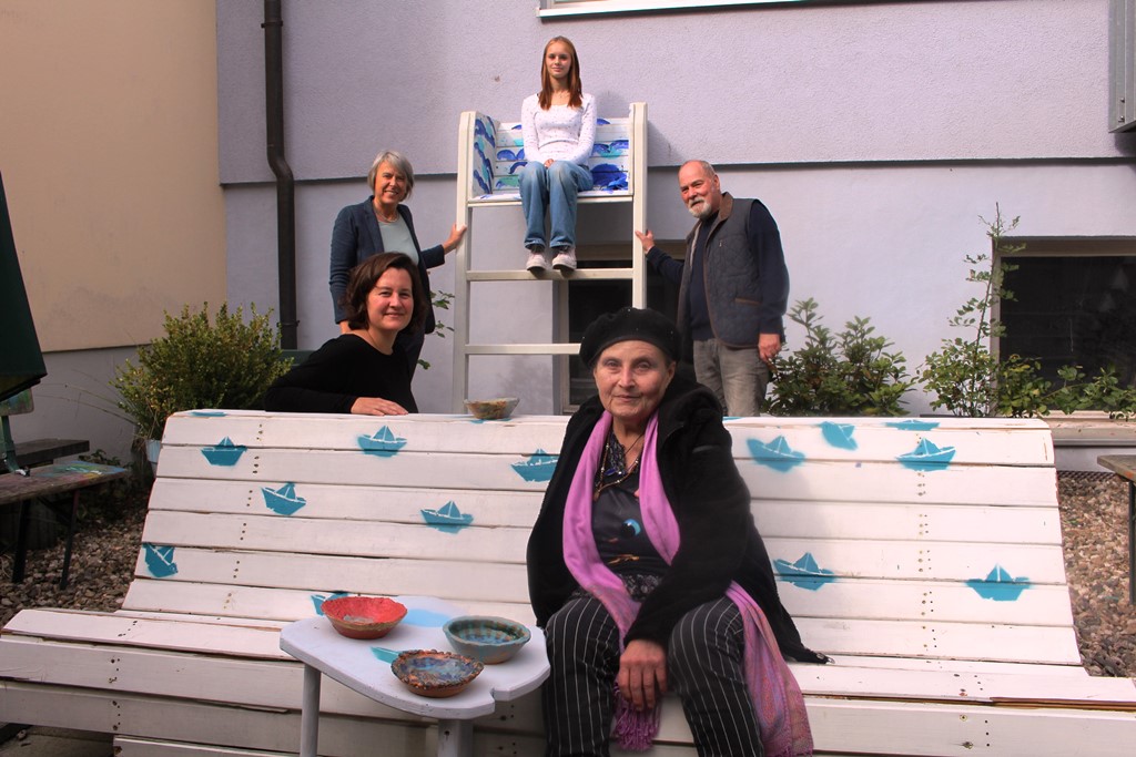 Das Kunstbau-Team mit Leiterin Irene Fritz (links, stehend) auf den Möbeln, die die Kinder gestaltet haben. Alle Kursleiter haben eine pädagogische und/oder künstlerische Ausbildung. Bild: Beate Luber