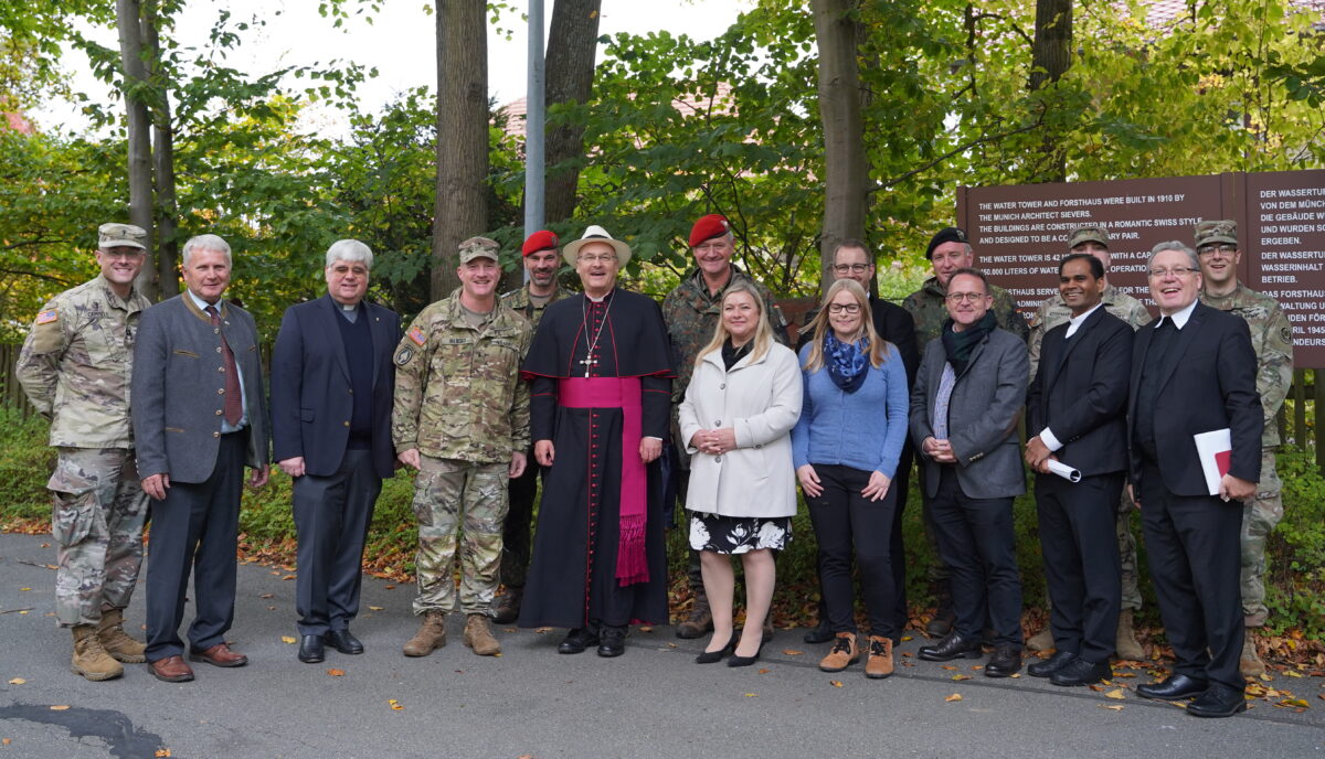 Brigadegeneral Joseph Hilbert (Vierter von links) dankte Bischof Voderholzer persönlich für seinen Besuch und verabschiedete die Gruppe vor dem Forsthaus. Foto: Gerald Morgenstern 