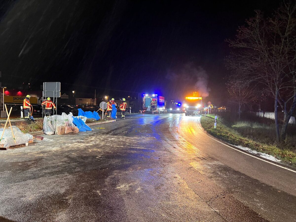 Im Bereich der Staatsstraße 2665 zur Bayreuther Straße waren ein Auto und ein Lastwagen kollidiert. Foto: Freiwillige Feuerwehr Kemnath