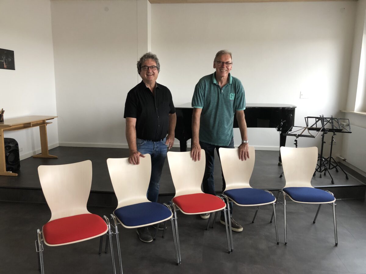 Der Erste Bürgermeister der Stadt Pressath Bernhard Stangl (links) und der Erste Vorsitzende des Fördervereins Willi Dötsch freuen sich über die neuen Stühle. Foto: Freundeskreis der Musikschule VierStädtedreieck e. V.
