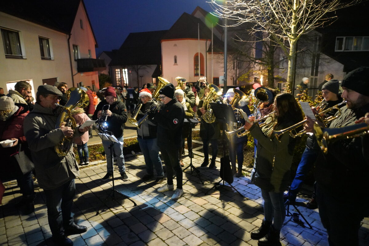 Die Weihnachtsmusiker spielen am Adventsmarkt der Freien Wähler. Foto: Franz Völkl