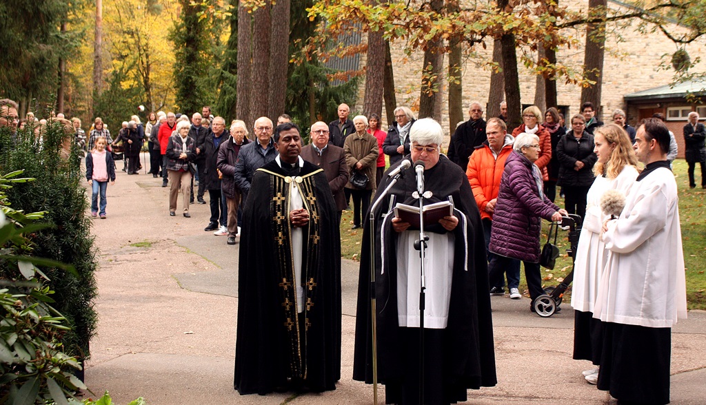 Die Geistlichkeit mit den Gläubigen vor dem großen
Friedhofskreuz. Foto: Reinhard Kreuzer