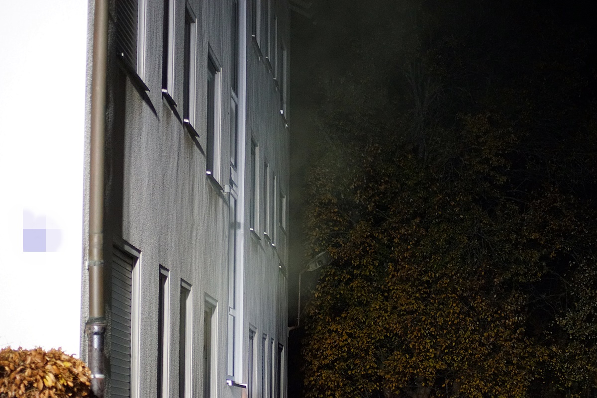Rauch aus der Wohnung. Foto: Jürgen Masching