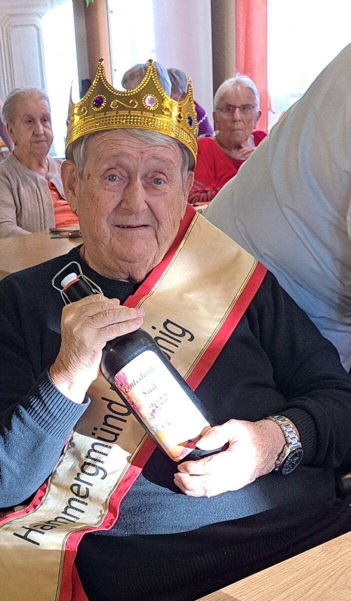 Viel Spaß hatten die Bewohner beim Bierquiz. Der Sieger durfte zu einer Schärpe ein Seidel Bier entgegennehmen. Foto: Doris Mayer-Englhart