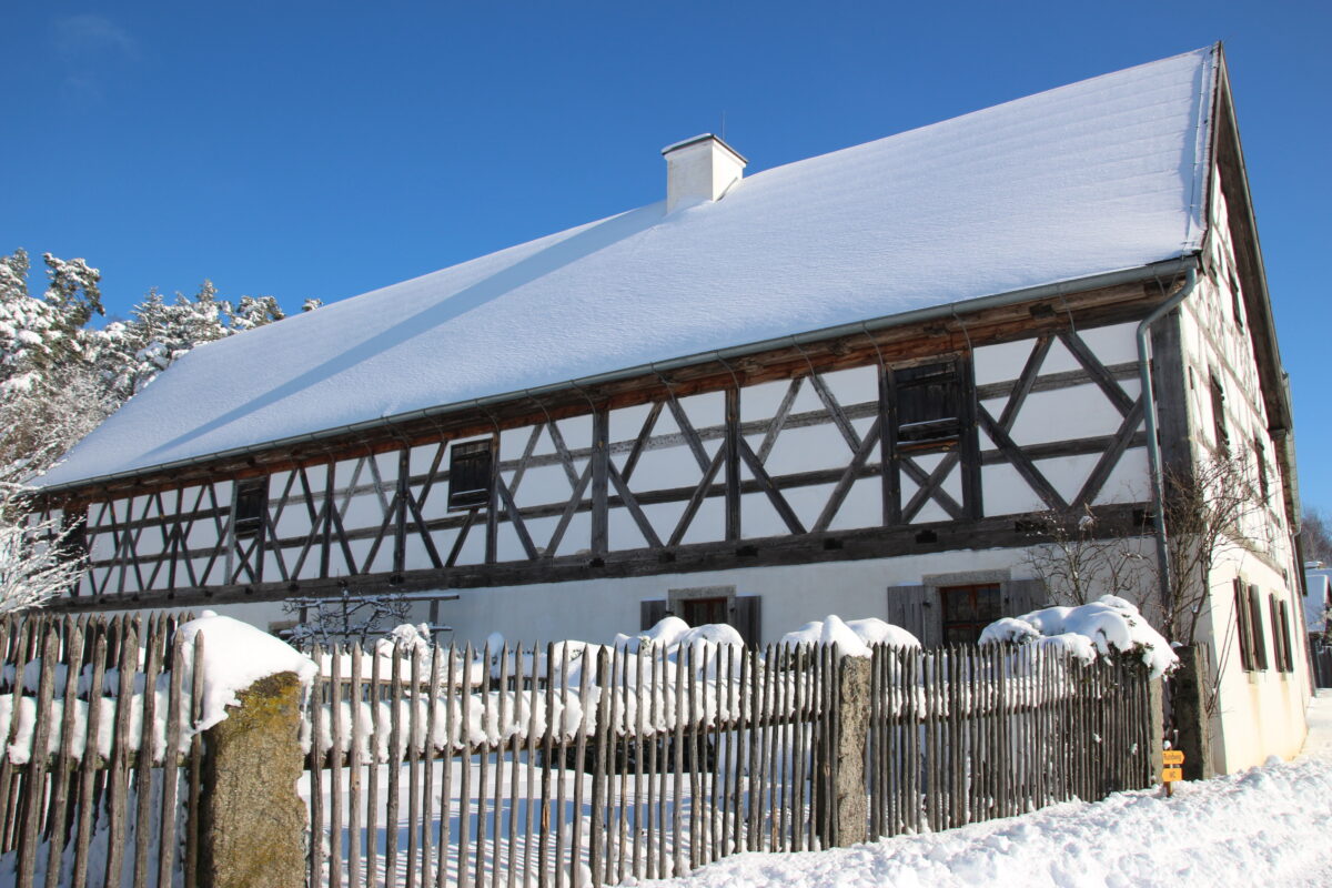Schneebedeckt und wunderschön, ob das beim Wintermarkt auch schon der Fall ist? Foto: Freilandmuseum Oberpfalz
