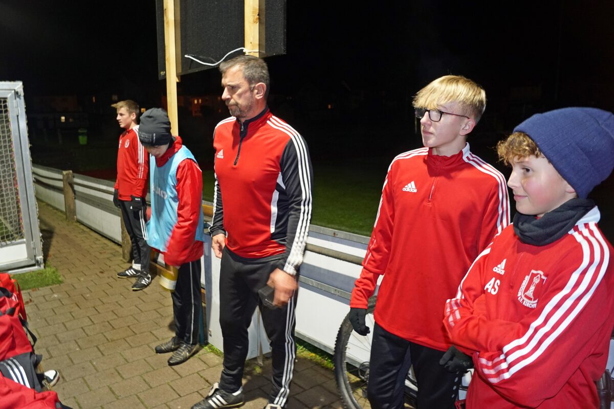 Stets aufmerksamer Beobachter: Trainer Gerhard Lindner beim Training mit einigen seiner Jungs von der C-Jugend. Foto: Jürgen Masching