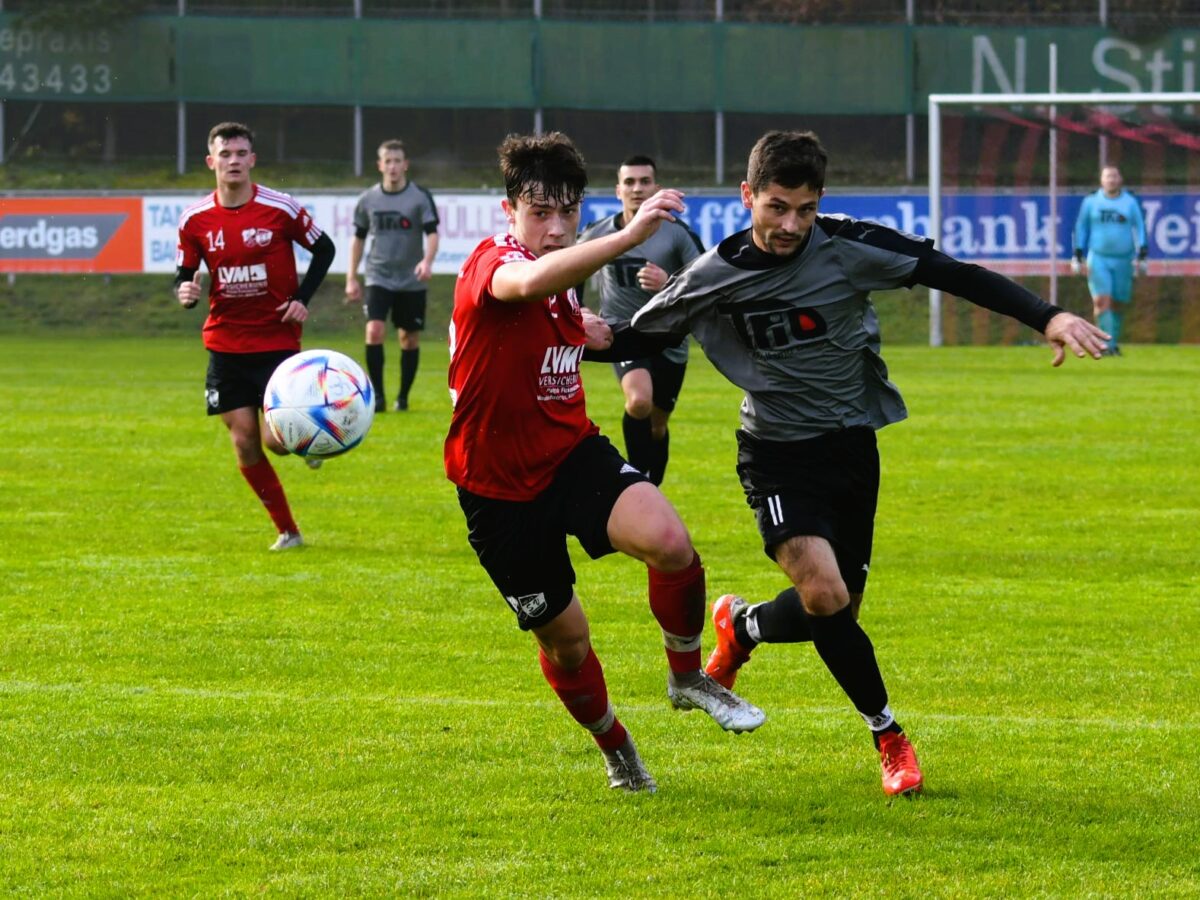 Laufduell zwischen Fabian Spitzer (SG rot) und Josip Piskovic vom FC. Foto: Dagmar Nachtigall