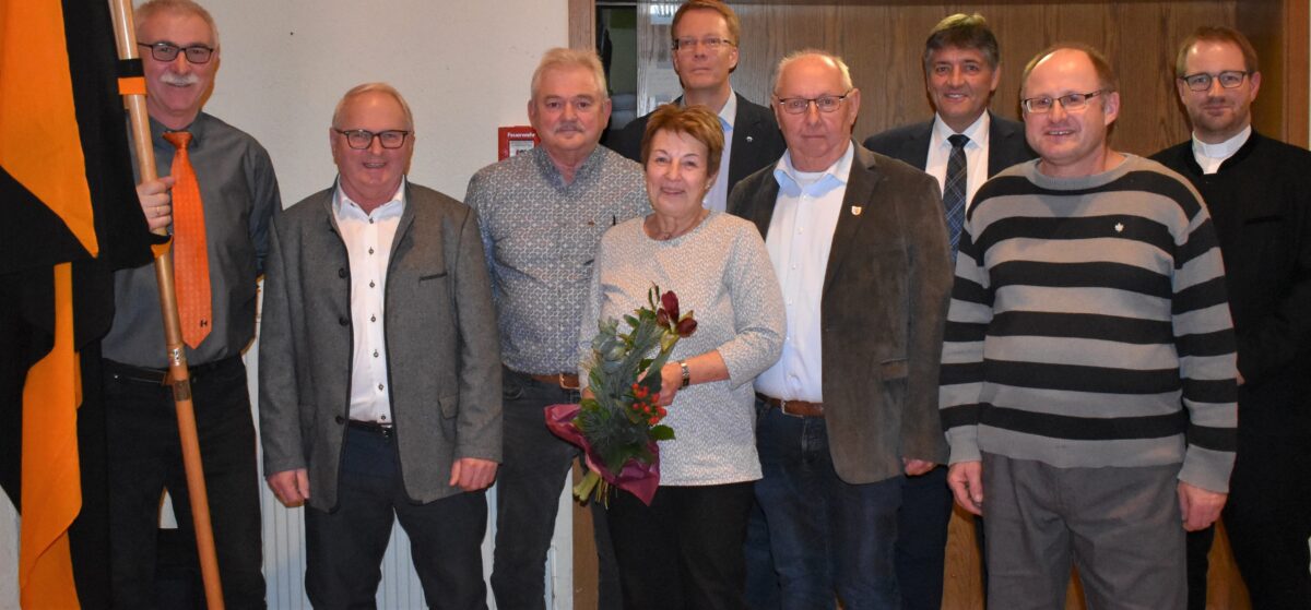 Kolping-Vorsitzender Andreas Greiner (hinten Mitte) nahm die Ehrungen der langjährigen Mitglieder zusammen mit Pfarrer und Kolping-Präses Daniel Fenk (rechts) vor.