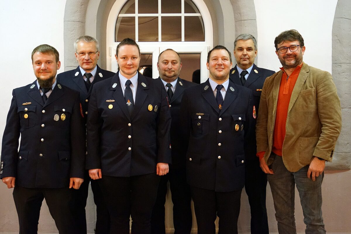 Kommandanten der Feuerwehr Neustadt am Kulm mit Bürgermeister Matthias Haberberger und den Feuerwehrführungskräften. Foto: Jürgen Masching